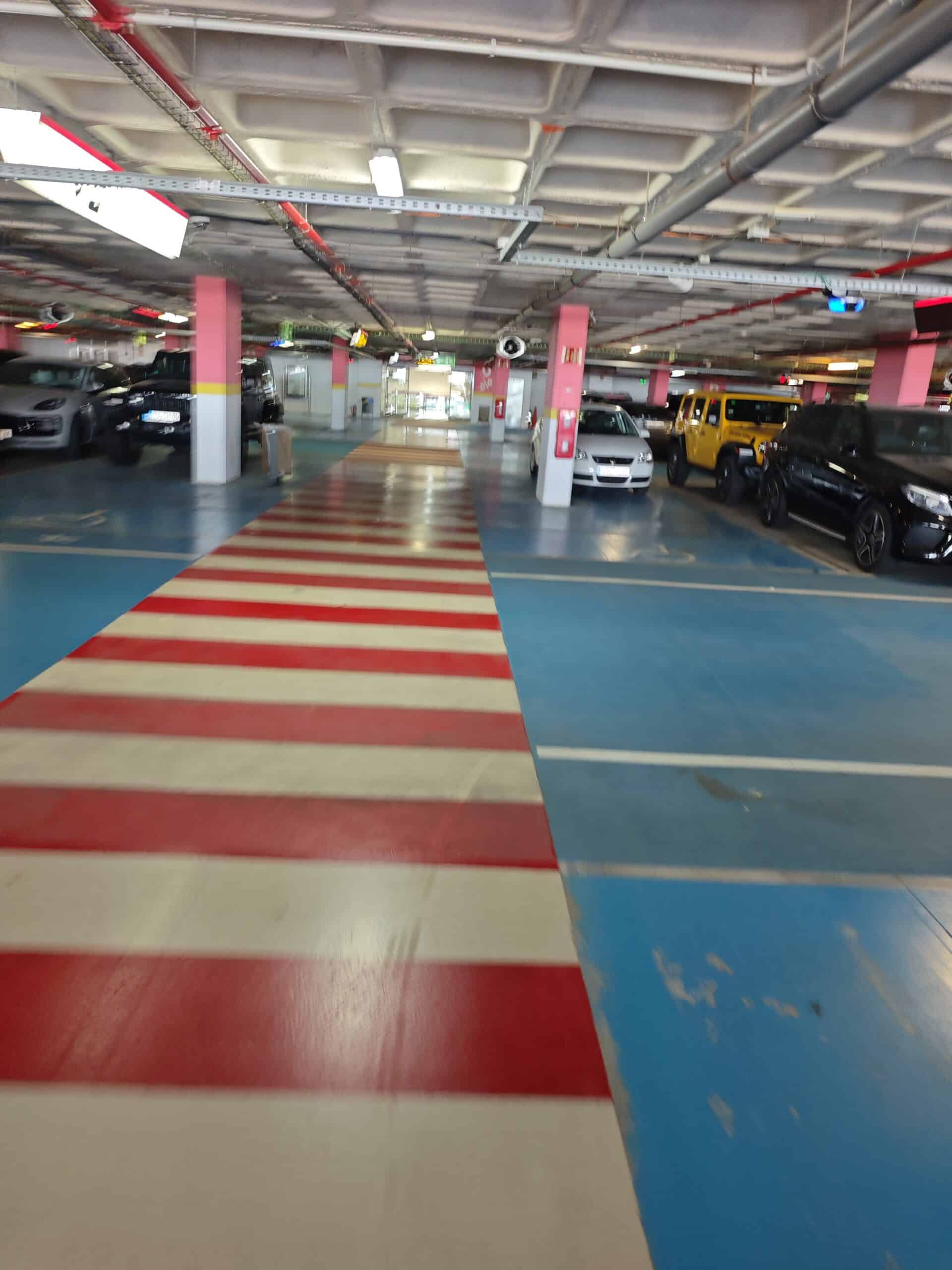 Öffentliches Parkhaus am Flughafen Palma de Mallorca für die Fahrzeugabgabe beim Finka Flitzer Parkplatzservice